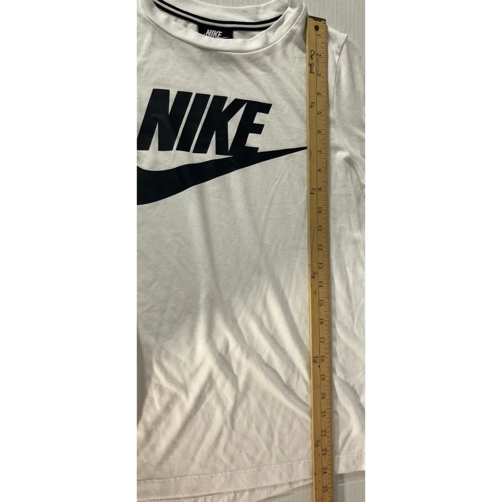 Nike T-Shirt Mens Medium White Short Sleeve Graphic Swoosh Logo